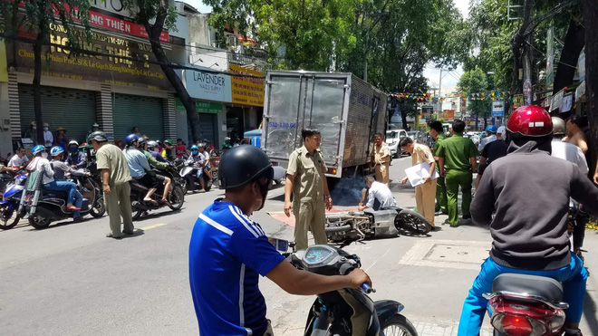 Người phụ nữ bị xe tải kéo lê tử vong 