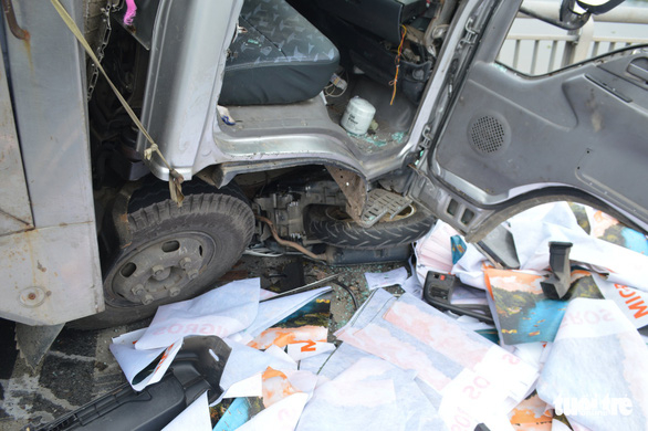 Xe tải tông xe máy, hất văng người đàn ông xuống c