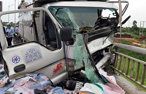 Người đàn ông bị ôtô tông văng xuống sông Tiền