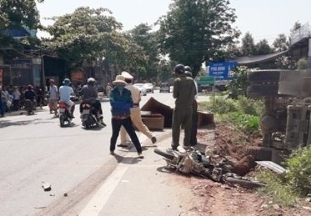 hai-cha-con-thuong-vong-sau-tai-nan-voi-xe-tai