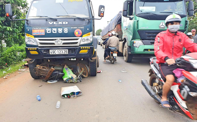 Bị xe ben cuốn vào gầm, người phụ nữ nhặt ve chai 