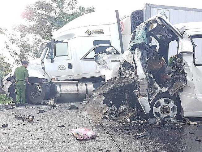 ep-tai-xe-lai-xe-lam-viev_jlrz_thumb