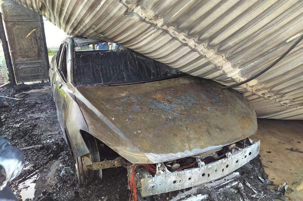 Đang đậu trong gara sát nhà, xe Mazda 3 bất ngờ ch