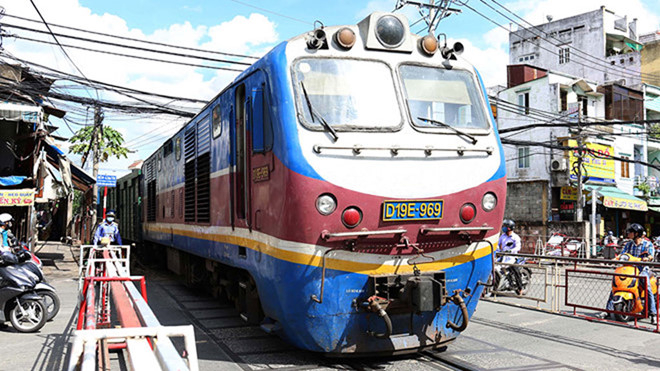 duong-sat-xe-lua-tau-lua-tau-hoa-tai-duong-tran-va