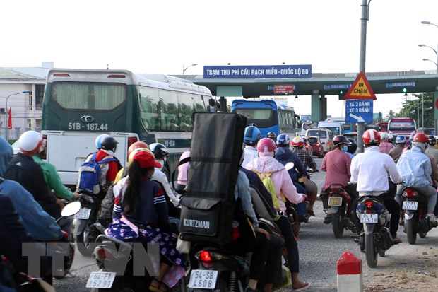 ttxvn_ben_tre_dong_nguoi_noi_duoi_nhau_qua_cau_rac