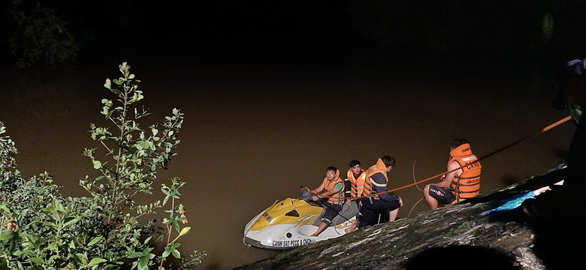 tim-kiem-xe-taxi-roi-xuong-song-cau-chay-3-1567387