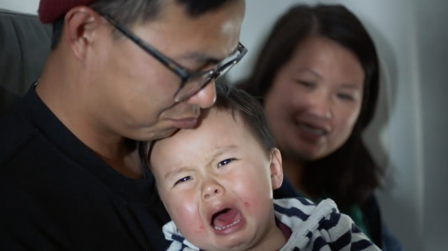 tre-em-khoc-tren-may-bay