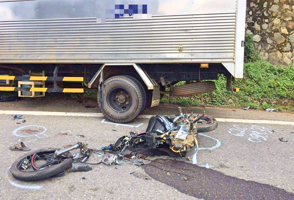 Tông xe tải, 2 học sinh lớp 10 tử vong