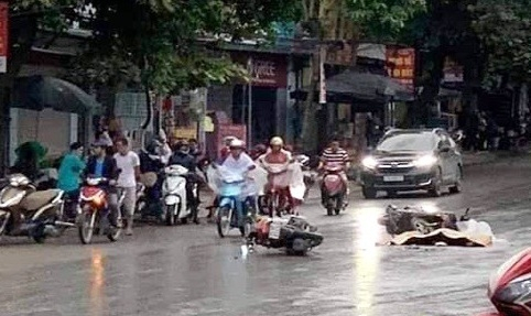 va-cham-giua-2-xe-may-mot-nguoi-bi-xe-bon-can-tu-v