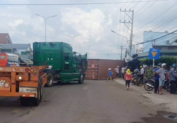 thung-xe-container-roi-de-2-nguoi-thuong-vong-o-bi