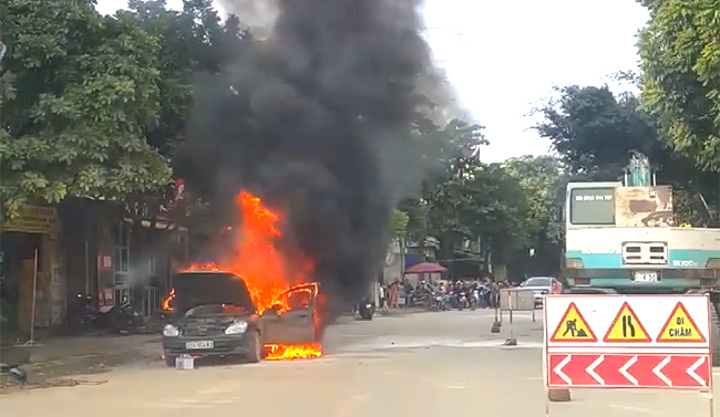 Ô tô cháy rụi khi thợ kích bình ắc quy