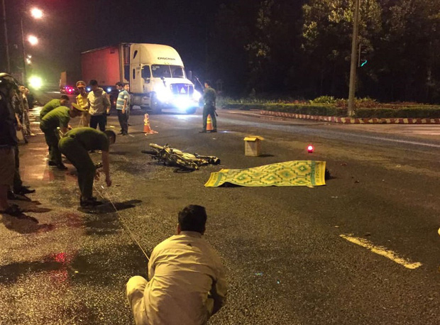 Vượt đèn đỏ, nam sinh viên bị container tông tử vo