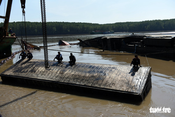 Trục vớt tàu chìm tại Cần Giờ phát hiện nhiều cont