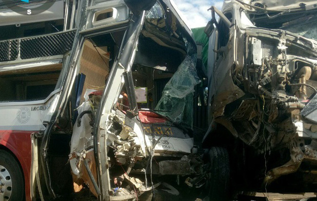 Xe container đâm trực diện xe khách, một người tử 