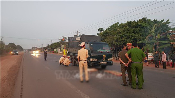 nhat-cui-giua-duong-bi-xe-tong-1576122378248201801