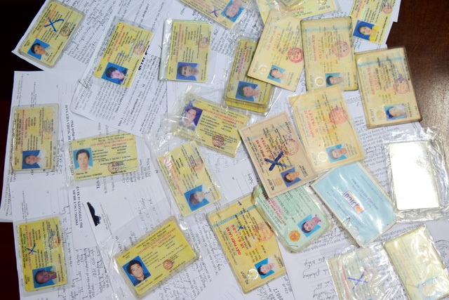 hang-chuc-giay-giay-phep-lai-xe-lam-gia-bi-luc-luo