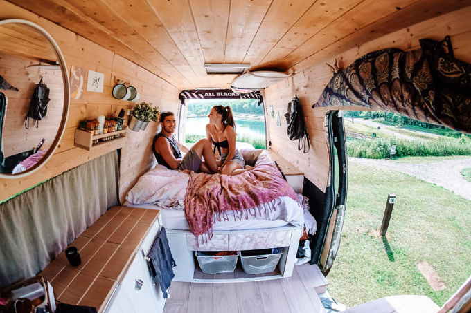 vanlife_couple_20210410161034