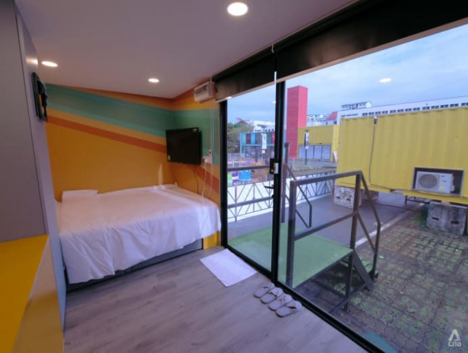 interior-day-retro-mambo-room-sg-hotel-on-wheels