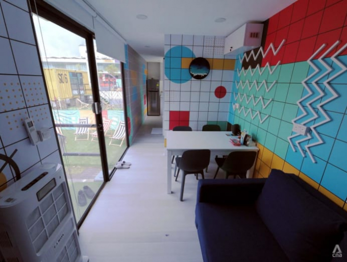 pop-art-interior-sg-hotel-on-wheels