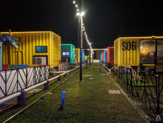 sg-hotel-on-wheels-exterior-night