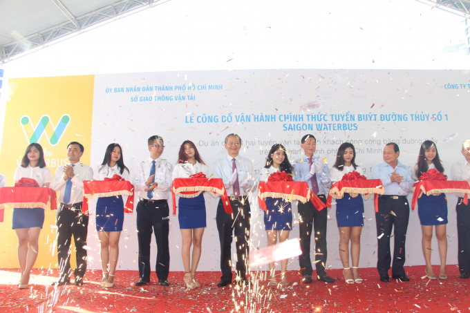 xe buyt duong song 1