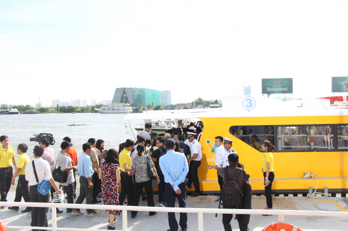 xe buyt duong song 2