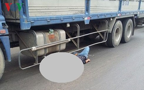 Người đàn ông đi bộ ngược chiều bị xe tải cán tử v