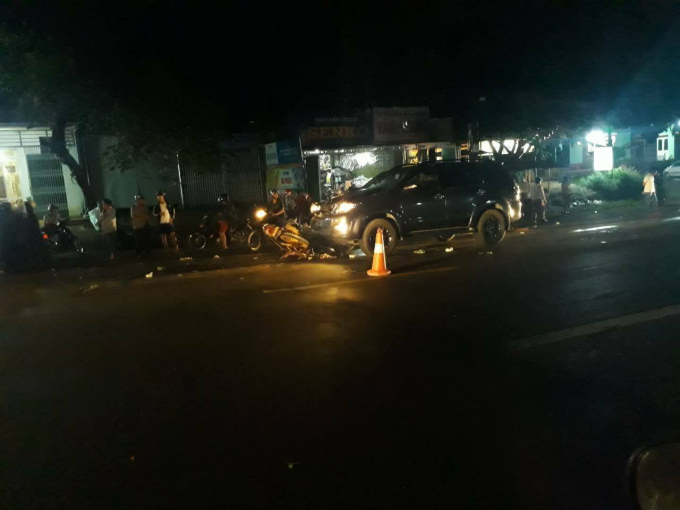 Xe máy va chạm với ôtô, vợ và con trai tử vong, ch