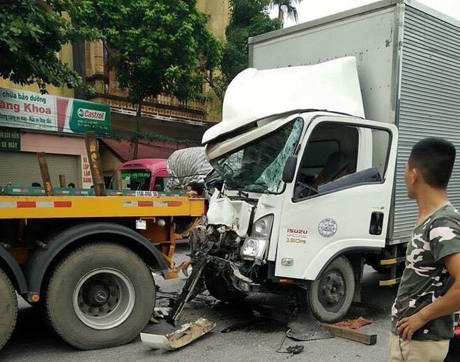 nhan-chung-noi-tai-xe-xe-tai-bi-nat-chan-do-tai-na