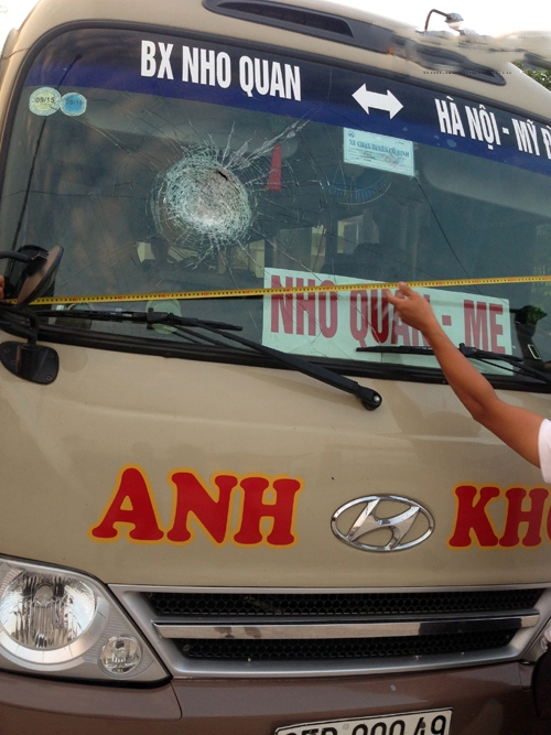 xe-khach-bi-nem-da-giua-ban-ngay-hanh-khach-hoang-