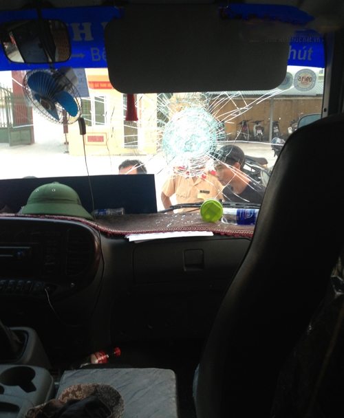 xe-khach-bi-nem-da-giua-ban-ngay-hanh-khach-hoang-