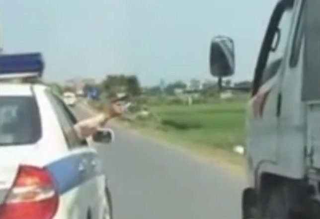 csgt-no-sung-chan-xe-vi-pham-1-1440586053-14405903