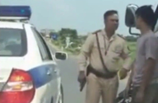 csgt-no-sung-chan-xe-vi-pham-3-1440586130-14405903