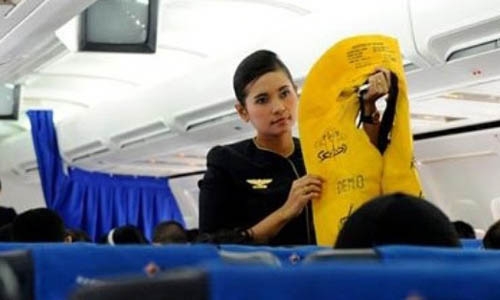 hai-hanh-khach-tu-y-xe-ao-phao-tren-may-bay-vietna