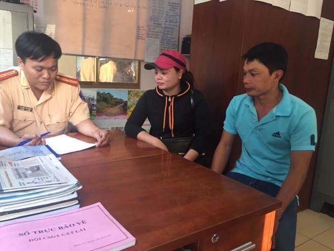 Nguoi_dan_den_tru_so_cam_on_CSGT_Cat_Lai