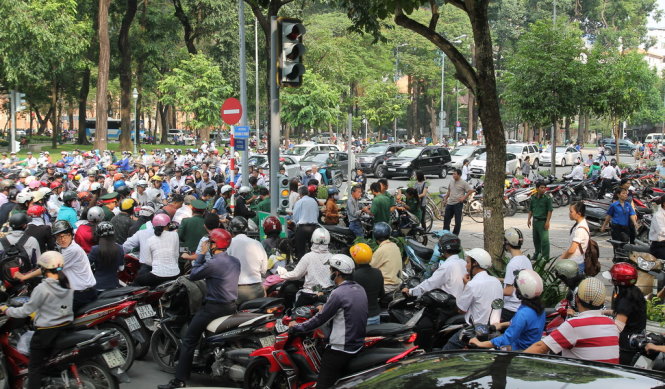 Mỗi khi có dịp lễ là khu vực công viên 30-4, Q.1, TP.HCM được tận dụng làm bãi giữ xe nhưng do lượng xe gắn máy tại TP.HCM quá nhiều nên người dân gửi xe gặp rất nhiều khó khăn, mất nhiều thời gian người dân mới gửi được xe. Ảnh: Hữu Khoa