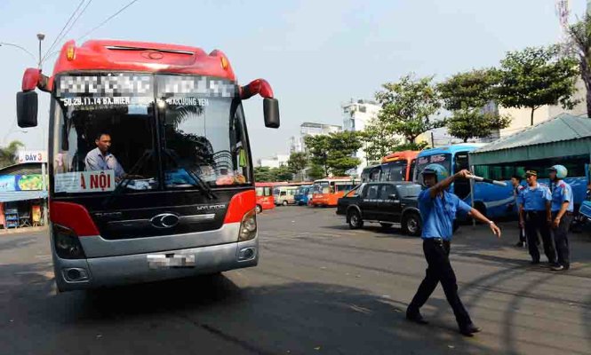 Đội 3 Thanh tra Sở giao thông vận tải TP.HCM dừng xe kiểm tra xe khách đưa người dân về quê ăn Tết tại bến xe miền Đông sáng 1-2 - Ảnh: Hữu Khoa