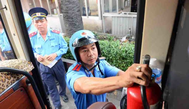 Đội 3 Thanh tra Sở giao thông vận tải TP.HCM kiểm tra bình chữa cháy một xe khách tại bến xe miền Đông