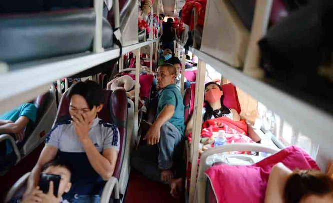 Một xe khách chở kháng về quê ăn tết nhồi nhét hành khách nằm la liệt dưới đường luồng