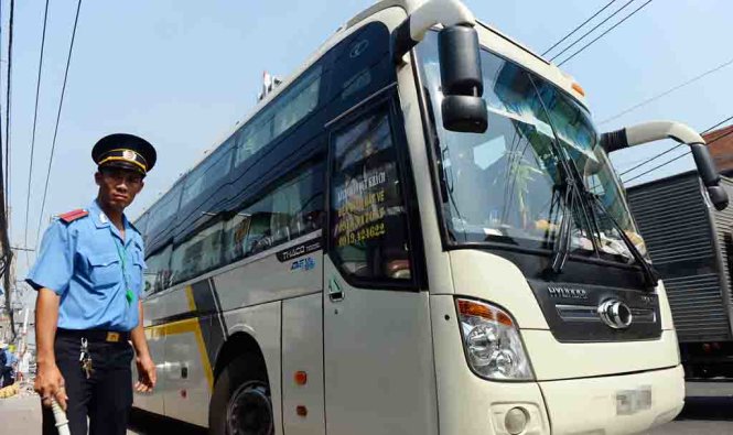 Một xe khách chở quá người quy định bị Đội 3 Thanh tra Sở giao thông vận tải TP.HCM kiểm tra