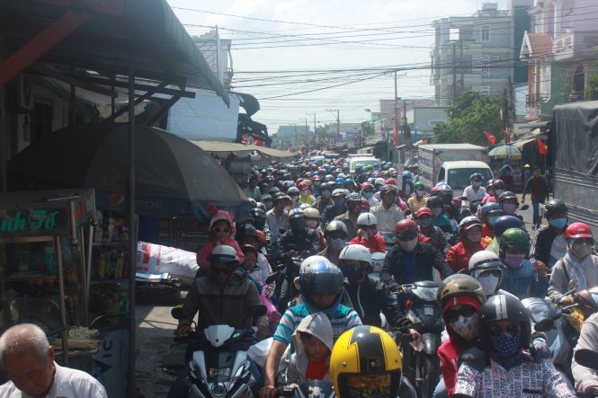 Trưa 14-2, người dân rồng rắn xếp hàng qua phà - Ảnh: Đức Phú