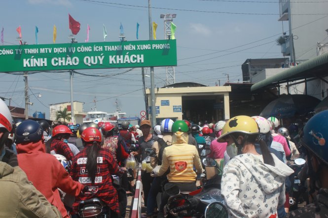 Khách chờ qua phà Cát Lái hướng từ Đồng Nai về TP.HCM - Ảnh: Đức Phú