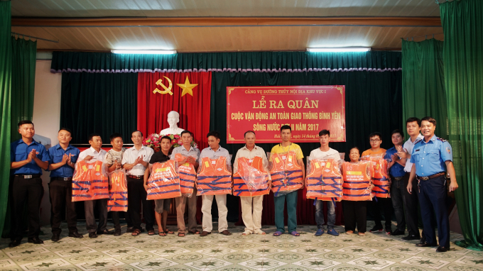 1. Cảng Vụ ĐTNĐ Khu vực I trao, tặng áo phao cho c