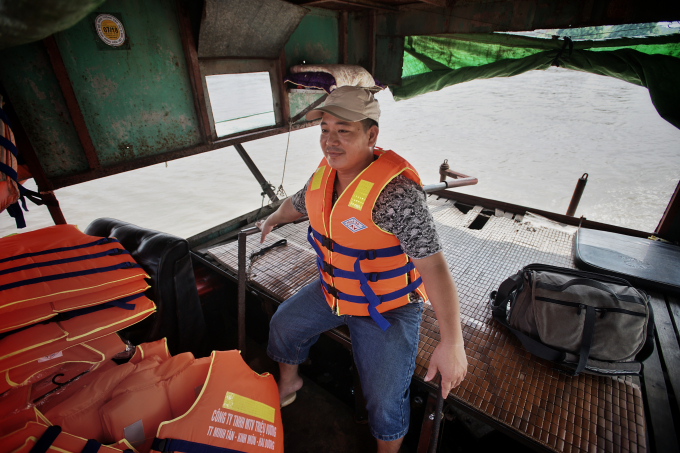 11. Người lái đò tại bến Dính, xã An Sơn đang điều