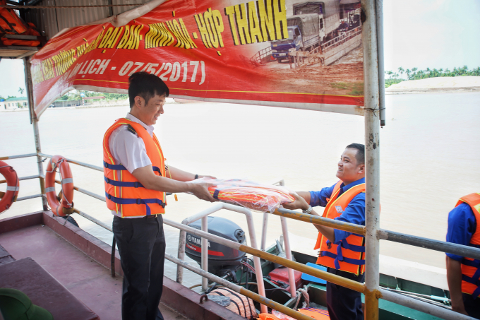 12. Những chiếc xuồng của Cảng vụ chở theo áo phao