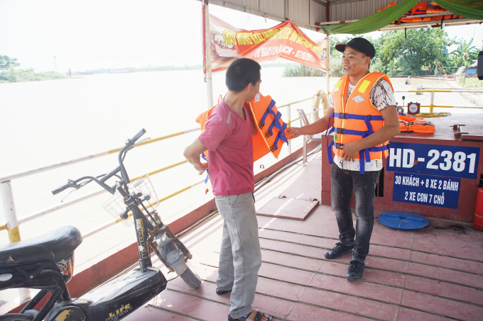 15. Một người lái đò tại Phà Ba Bến hướng dẫn hành
