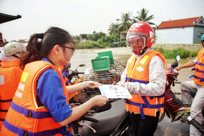 8. Thanh niên Cảng vụ ĐTNĐ khu vực I tuyên truyền,