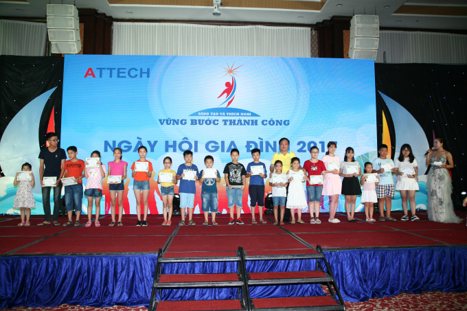 Chu tich CĐCS Attech trao qua tang con em CBCNV