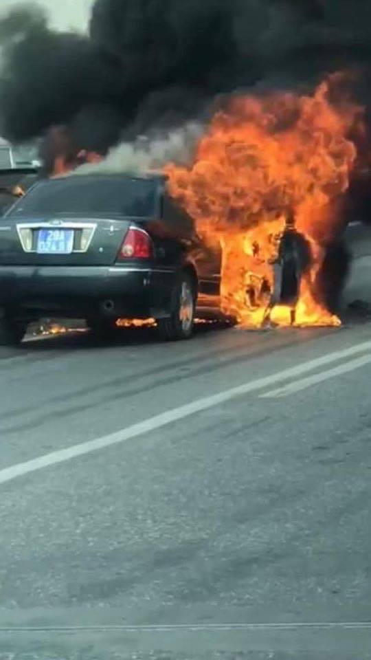 xe-bien-xanh-bat-ngo-boc-chay-o-duong-tren-cao-o-h