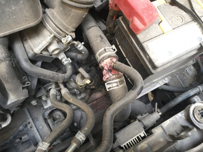 nuoc-lam-mat-bi-can-bat-thuong-oto-com-vn-5de5